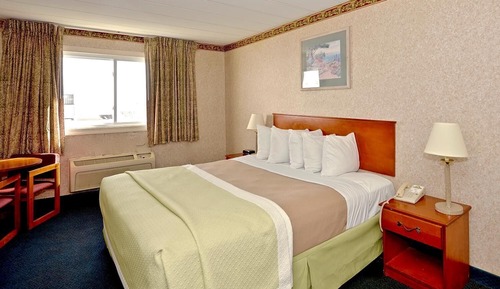 1 King Bed, Non-Smoking
