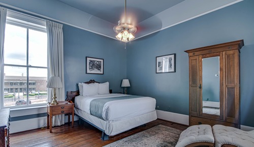1 Queen Bed Historic
