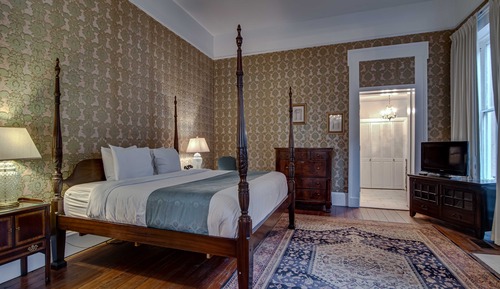 1 King Bed Suite, Historic