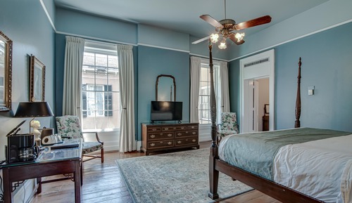1 King Bed, Historic