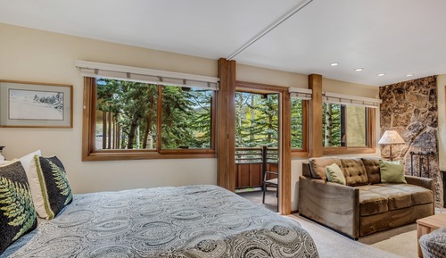 Premier Studio (Unit 207)