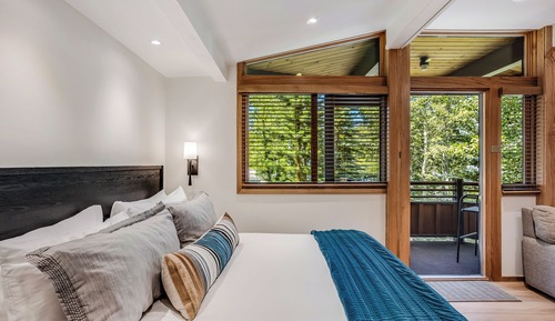Premier Studio (Unit 211)