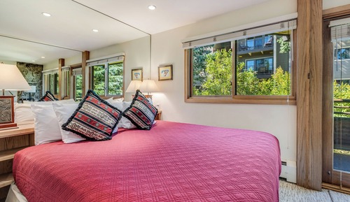 Premier Studio (Unit 406)