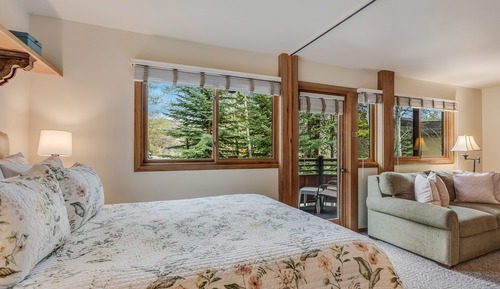 Premier Studio (Unit 205)