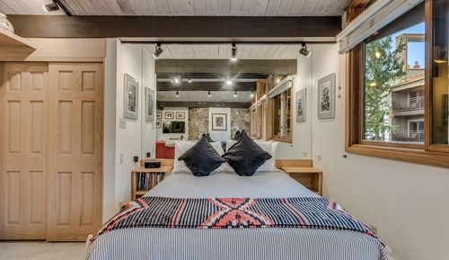 Premier Studio (Unit 411)