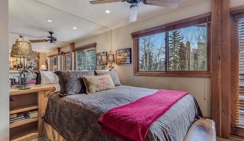 Premier Studio (Unit 305)