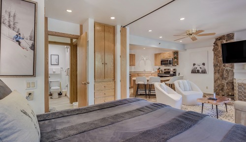 Premier Studio (Unit 304)