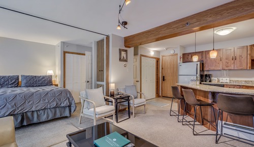 Premier Studio (Unit 201)