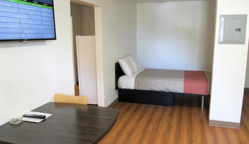 Deluxe Room, 1 Queen Bed, Non Smoking, Kitchenette