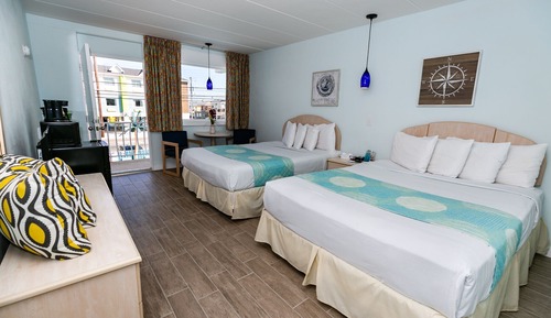 Double Room, 2 Queen Beds (Check-In Age 25)