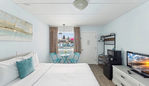 Single Room, 1 Queen Bed (Check-In Age 25)