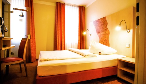 Comfort Single Room (Queen Bed)