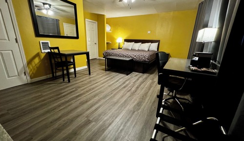 2 Bedroom Family Suite with Fireplace: 1 King, 2 Twins