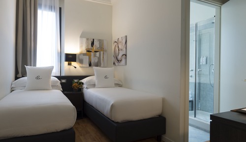 Double Room (Small Initiale)