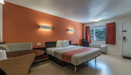 Standard Room, 1 King Bed, Accessible, Non Smoking
