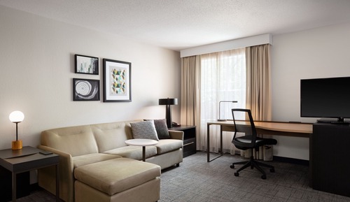Suite, 1 Bedroom (Mobility/Hearing Access, Roll-in Shwr)