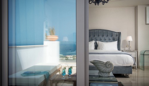 Luxury Suite with Outdoor Jetted Tub