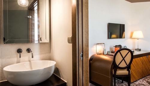 One Bedroom Suite, King Size Bed, City and Ocean View