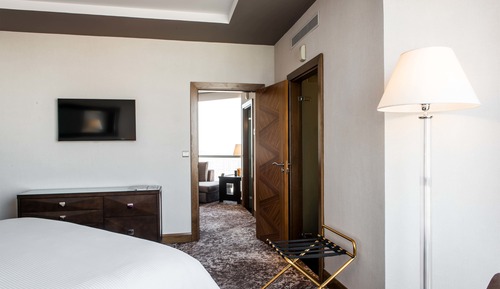 Prestige Suite,King Size Bed, City View