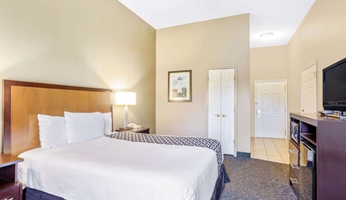 Deluxe Room, 1 Queen Bed, Accessible, Non Smoking (Mobility/Hearing, Lake View)