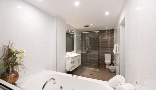 Deluxe Room 1 King Bed with Spa and Balcony