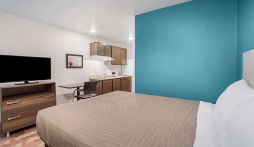 Business Room, 1 Queen Bed, Accessible, Non Smoking (Roll-in Shower)
