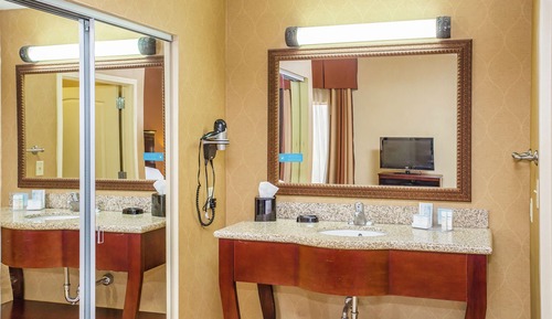 Suite, 1 King Bed, Accessible, Non Smoking