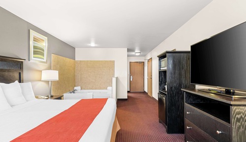 Suite, 1 King Bed, Accessible, Non Smoking (Walk-in Shower)
