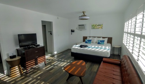 Junior Studio Suite, Poolside