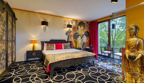 Luxury Suite, 1 Queen Bed, Bathtub, Garden View