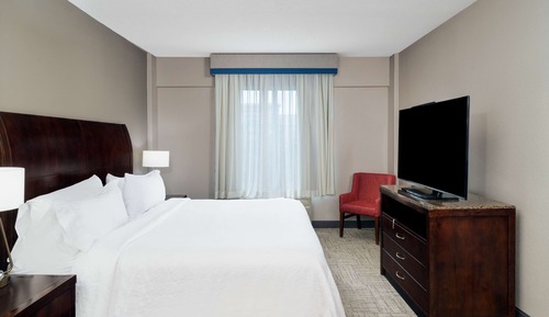 Suite, One King Bed, Accessible
