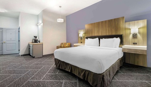 Suite, 1 King Bed, Non Smoking, Jetted Tub (Dining Table)