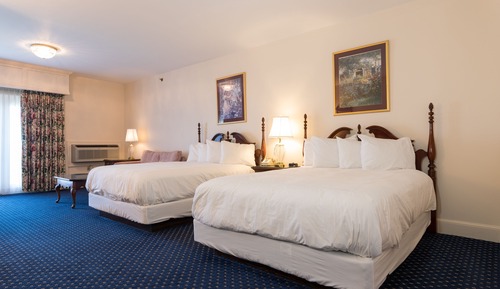 Two Queens with Fireplace - Mizzentop 2nd Floor