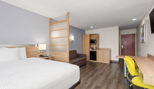 Suite, 1 Queen Bed