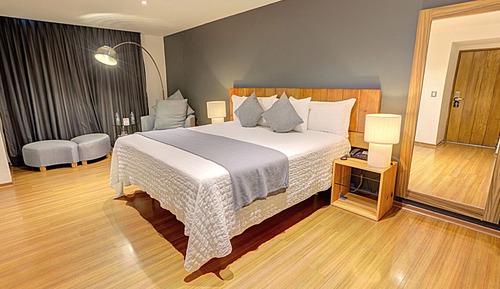 Deluxe Room, 1 King Bed