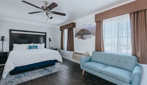 Deluxe Junior King Suite - Downstairs, Non-Smoking, No Pets