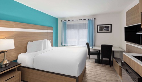 Room, 1 Queen Bed, Non Smoking, Kitchenette