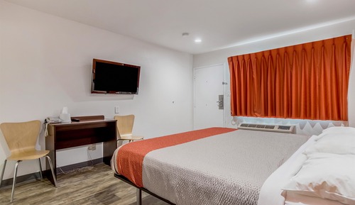 Deluxe Room, 1 King Bed, Non Smoking, Refrigerator & Microwave