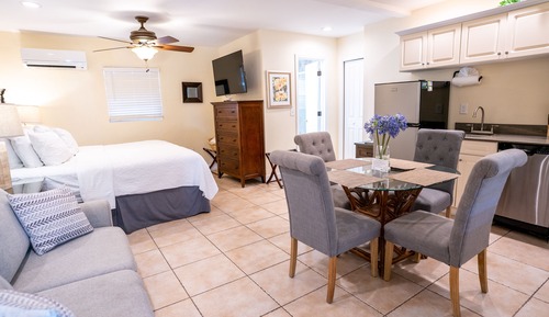 Premium Studio Suite, 1 King Bed with Sofa bed (Unit 108)
