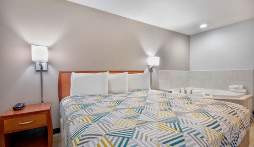 Deluxe Room, 1 King Bed, Non Smoking, Hot Tub