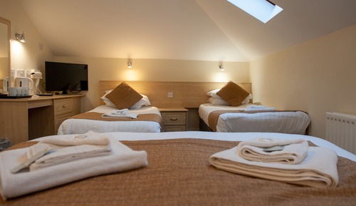 Quadruple Room, Ensuite (( 1 Double 2 Singles))