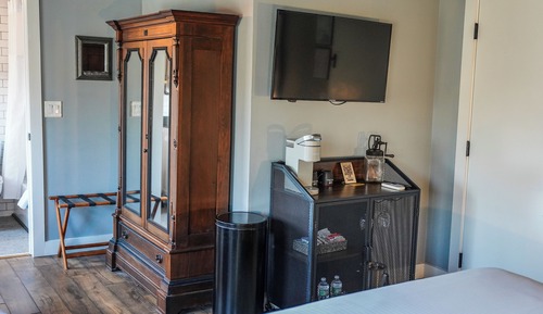 Room, River View (The Holyoke Room)