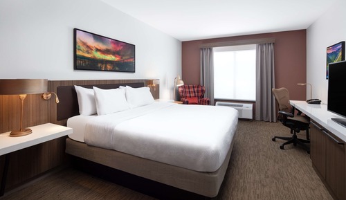 Room, 1 King Bed (Drinks & Snacks)