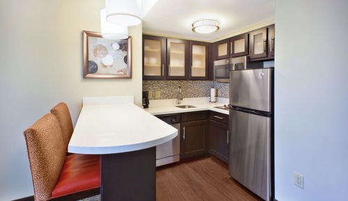 Studio Suite, 1 Queen Bed, Kitchen
