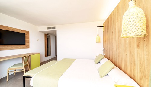 Deluxe Suite, Partial Sea View