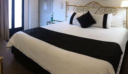 Superior Suite, 1 King Bed, Patio, City View