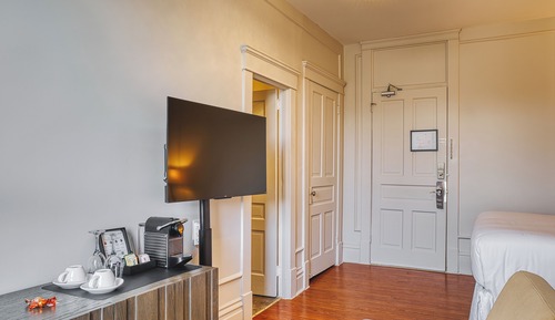 Classic Room, 1 Queen Bed, Non Smoking, Private Bathroom