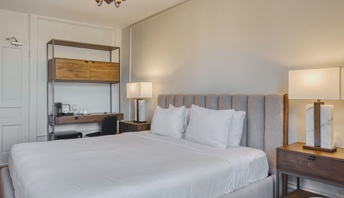 Classic Room, 1 King Bed, Non Smoking, Private Bathroom
