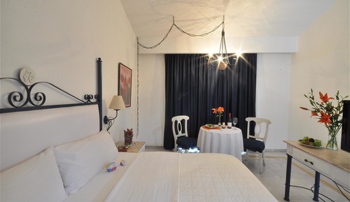 Deluxe Room, 1 King Bed (Expedia)