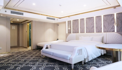 Deluxe Family Room